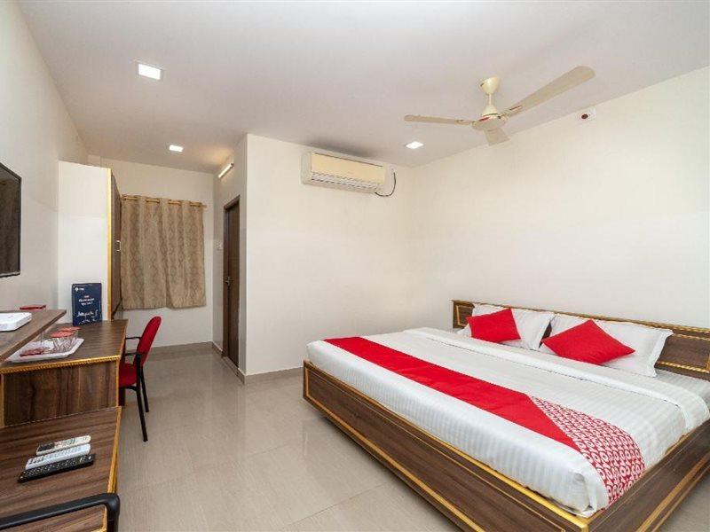 Oyo 24580 Sri Surya Guest Inn Nellore Extérieur photo